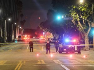 洛杉矶假释犯开枪打伤3警 嫌犯身亡