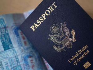 美国护照申请量激增 办理时间长达四个月
