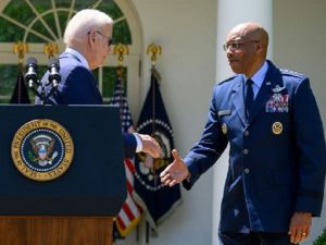 拜登提名非裔空軍將領任軍事首長 讚他大無畏