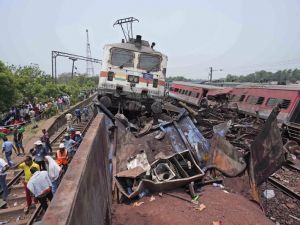 印度火车走错轨道相撞 近300死逾1000伤