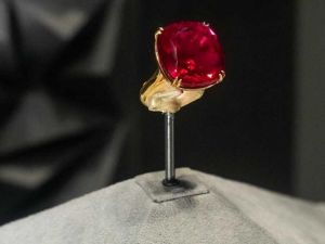 世界最大「鸽血红」红宝石 3480万美元售出破纪录