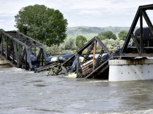 蒙大拿铁桥崩塌列车坠河 黄色液体喷出储槽