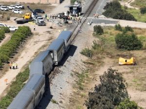 美鐵列車與卡車相撞3節車廂脫軌 211位旅客有15人受傷