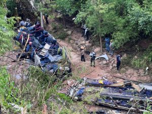 墨西哥巴士失控墜25公尺深山谷 已知29死19傷