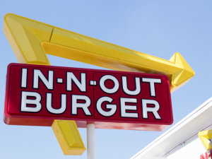 In-N-Out 在五個州 員工禁戴口罩