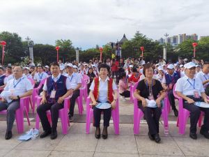 中国：海南保亭万人嬉水欢度“七夕” 