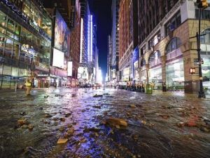 130年老水管爆裂 时代广场街道地铁站遭淹没