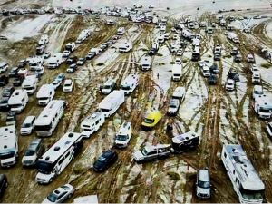 内华达「火人节」黑岩沙漠降暴雨7万人受困