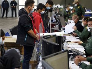 美墨邊境8月逮捕23.3萬非法移民 創新高