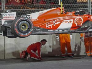 F1首个比赛日遭窨井盖搅局 赛车严重受损