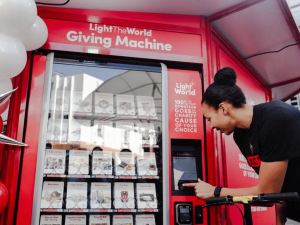 沙漠林市中心推出慈善自动捐赠机