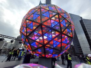 紐約時報廣場「跨年水晶燈」以領結為主題　