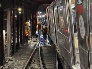 紐約地鐵列車擦撞出軌有24人受傷 部分路線中斷   