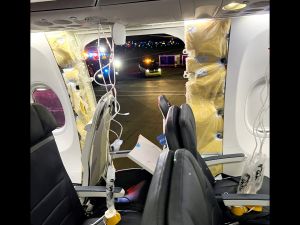 波音737MAX9空中掉艙門 先前3次飛行亮增壓警示燈