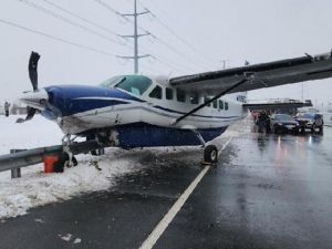 南方快捷航空小飞机迫降道路 机上7人毫发未伤