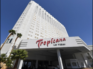 Tropicana酒店4/2关闭 游客抢购纪念品 　