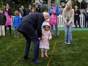 白宫草坪滚彩蛋庆祝复活节 拜登逗小孩零距离