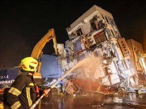 台湾花莲强震酿9死963伤 饭店员工42人仍失联