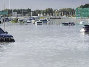 暴雨成灾阿联评估灾损 杜拜机场仍未恢复正常