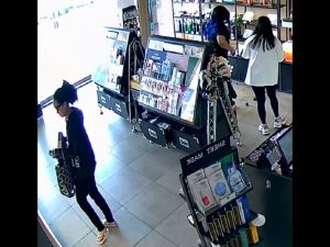 二非裔女仿零元購 打劫中國城商場店家