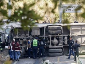 墨西哥重大車禍 巴士翻覆釀18死32傷