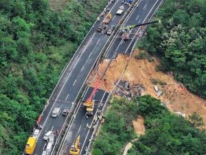 广东梅大高速坍方坑杀48人 幸存者：我们离死亡就差100米