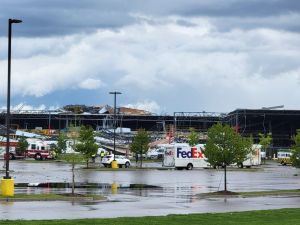 龍捲風強襲密西根 FedEx物流大樓屋頂坍塌