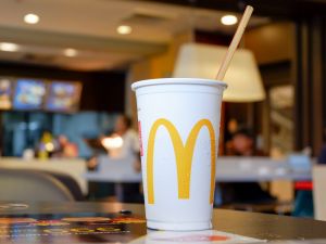 麥當勞正取消飲料免費續杯 更多速食店或效仿