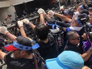 蓝军群众推倒拒马「冲北检」高喊「战独裁站出来」