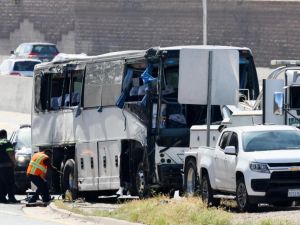 洛杉矶高速公路巴士追撞故障休旅车 1死32伤