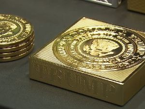 维加斯打造黄金杯垫 现身川普办公室