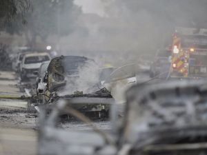 加州圣地牙哥小飞机坠毁住宅区 致15栋房屋起火