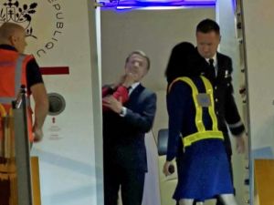 專機艙門一開 法國總統馬克宏「遭妻巴臉」影片瘋傳！
