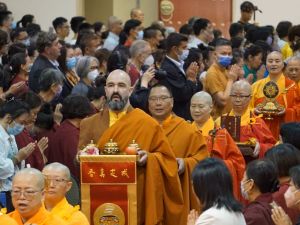 南無羌佛佛誕法會 全球過千信眾南加沐佛恩迎經藏