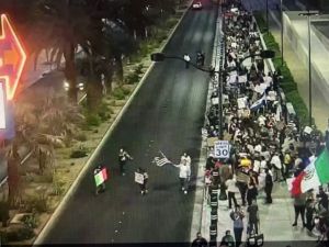 维加斯市中心反ICE抗议升温 警方使用催泪瓦斯驱散民众