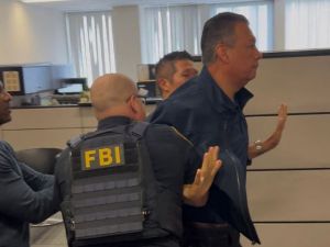 民主党籍联邦参议员记者会场问话国土安全部长 遭压制上铐！
