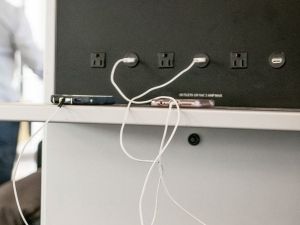 TSA警告：勿將手機充電線插入機場USB充電