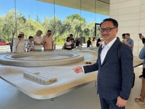 侨委会副委员阮昭雄在Apple Cafe和台裔员工热情交流