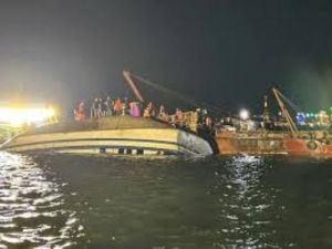 越南下龍灣翻船事故已釀34死 8人失蹤