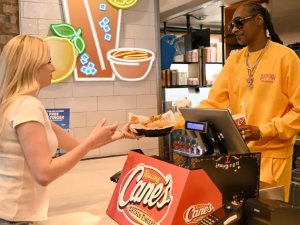 Snoop Dogg 現身Raising Cane’s 慶祝“全國炸雞柳日”
