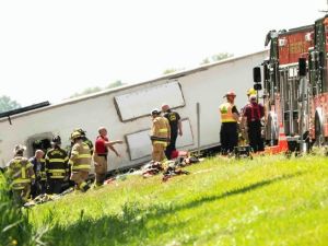 紐約旅遊巴士翻車至少5死49傷 多國民眾受害包括中國遊客