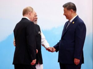 莫迪拉手普丁、习近平 三巨头互动热络