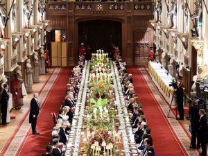 英招待川普国宴 42公尺长桌布置花3天1452件餐具手工磨亮