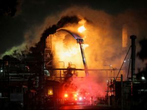加州第2大炼油厂爆炸起火「烈焰窜天」雪佛龙公司陷入火海