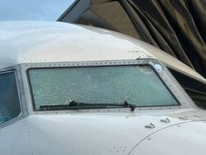聯航駕駛艙擋風玻璃被撞爆 機師濺血急轉降　
