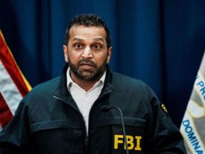 FBI局長搭公務機約會挨轟 遷怒開除下屬