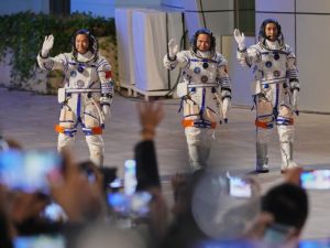 神舟20太空船遭太空碎片击中 延后返回地球