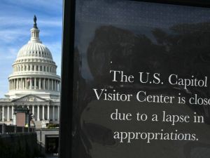 美国联邦政府停摆进入第36天 每周经济损失约150亿美元