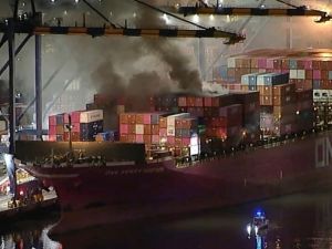 洛杉矶港货轮大火爆炸 市长下令「就地避难」
