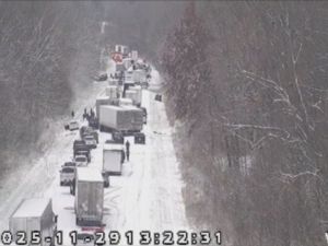 美中西部暴雪癱瘓交通 達美航班滑出跑道 印州45車連環撞